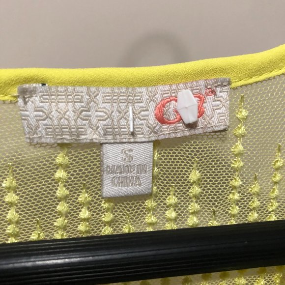 GB Cap Sleeve Blouse w/ Crochet Neckline Yellow Small - Picture 7 of 7